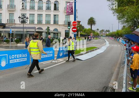 In attesa di ciclisti nella 17a tappa della Vuelta de Espana con barriere soffiate da una raffica di vento Santander Cantabria Spagna 4 settembre 2024 Foto Stock