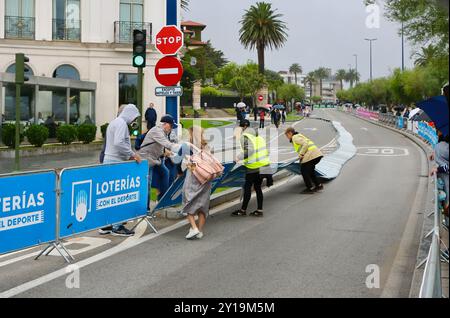 In attesa di ciclisti nella 17a tappa della Vuelta de Espana con barriere soffiate da una raffica di vento Santander Cantabria Spagna 4 settembre 2024 Foto Stock