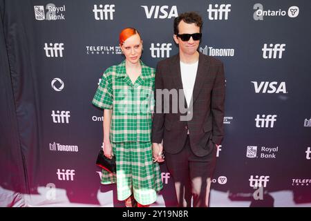 Toronto, Canada. 5 settembre 2024. Rebecca-Jo Dunham e Jay Baruchel assistono alla prima di “The Tragically Hip: No Dress Rehearsal” durante il Toronto International Film Festival 2024 al Royal Alexandra Theatre di Toronto, Canada, giovedì 5 settembre 2024. (Foto di Michael Chisholm/Sipa USA) credito: SIPA USA/Alamy Live News Foto Stock