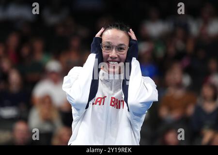 Alice Tai della Gran Bretagna durante la cerimonia della medaglia Freestyle S8 femminile 50m presso l'Arena la Defense di Parigi l'ottavo giorno dei Giochi Paralimpici estivi di Parigi 2024. Data foto: Giovedì 5 settembre 2024. Foto Stock