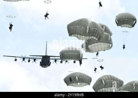 I paracadutisti del 2nd Infantry Brigade Combat Team (Airborne), 11th Airborne Division, gli "Arctic Angels", scendono durante il salto con il paracadute Foto Stock