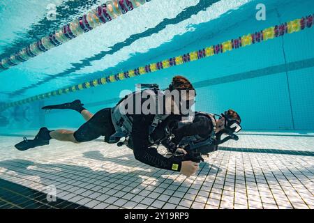 Gli operatori della Naval Special Warfare della West Coast conducono un addestramento subacqueo Foto Stock