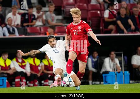 Copenaghen, Danimarca. 5 settembre 2024. Ricardo Rodriguez (13) dalla Svizzera e Kasper Dolberg (12) dalla Danimarca durante la partita di UEFA Nations League tra Danimarca e Svizzera a Parken a Copenaghen giovedì 5 settembre 2024. (Foto: Mads Claus Rasmussen/Scanpix 2024) credito: Ritzau/Alamy Live News Foto Stock