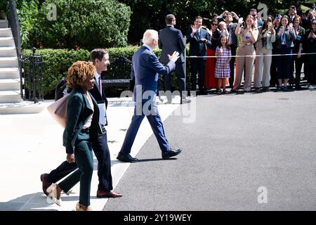 Washington, Stati Uniti. 5 settembre 2024. Il presidente Joe Biden salutò gli spettatori mentre lasciava la Casa Bianca a Washington, DC Credit: SOPA Images Limited/Alamy Live News Foto Stock