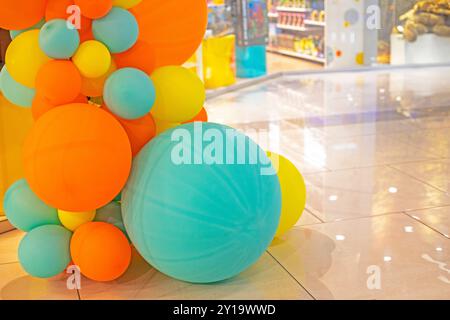 palloncini gonfiati colorati all'interno. Apertura business, decorazioni natalizie Foto Stock