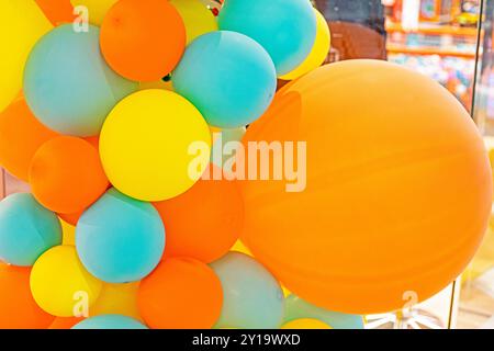 sfondo di bollature gonfiate multicolore. Apertura business, decorazioni natalizie Foto Stock