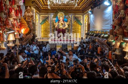 Mumbai, India. 5 settembre 2024. MUMBAI, INDIA - 5 SETTEMBRE: Un idolo del dio indù dalla testa di elefante Ganesh, popolarmente noto come Lalbaugcha Raja, svelato ai media il 5 settembre 2024 a Mumbai, India. (Foto di Satish Bate/Hindustan Times/Sipa USA) credito: SIPA USA/Alamy Live News Foto Stock