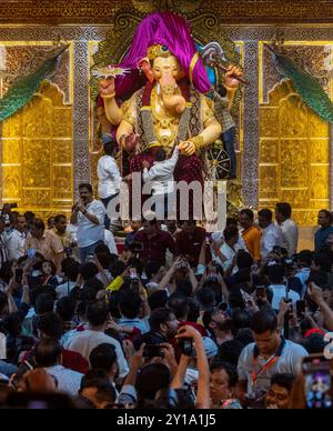 Mumbai, India. 5 settembre 2024. MUMBAI, INDIA - 5 SETTEMBRE: Un idolo del dio indù dalla testa di elefante Ganesh, popolarmente noto come Lalbaugcha Raja, svelato ai media il 5 settembre 2024 a Mumbai, India. (Foto di Satish Bate/Hindustan Times/Sipa USA) credito: SIPA USA/Alamy Live News Foto Stock