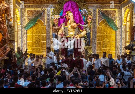 Mumbai, India. 5 settembre 2024. MUMBAI, INDIA - 5 SETTEMBRE: Un idolo del dio indù dalla testa di elefante Ganesh, popolarmente noto come Lalbaugcha Raja, svelato ai media il 5 settembre 2024 a Mumbai, India. (Foto di Satish Bate/Hindustan Times/Sipa USA) credito: SIPA USA/Alamy Live News Foto Stock