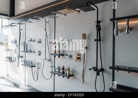 Bagno moderno con elegante doccia e rubinetti. Foto Stock