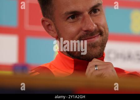 Cardiff, Regno Unito. 5 settembre 2024. Aaron Ramsey del Galles. Conferenza stampa della squadra di calcio gallese al Cardiff City Stadium di Cardiff, Galles del Sud, giovedì 5 settembre 2024. La squadra si sta preparando in vista della partita di campionato delle Nazioni UEFA contro la Turchia di domani. foto di Andrew Orchard/Andrew Orchard Sports Photography/ Alamy Live News Credit: Andrew Orchard Sports Photography/Alamy Live News Foto Stock