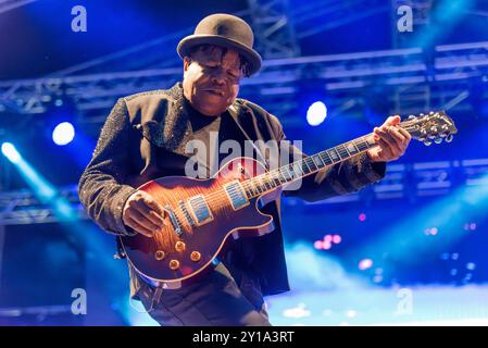 Tito Jackson, dei Jacksons che si esibiscono al Fantasia pop festival di Promenade Park, Maldon, Essex, Regno Unito. Chitarrista, con Gibson Les Paul Standard Foto Stock