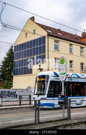 Edificio residenziale a Herne, moduli fotovoltaici verticali sono stati installati nella parte superiore dell'edificio, utilizzo ottimale delle superfici sulle case, NRW Foto Stock