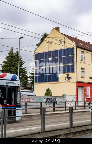 Edificio residenziale a Herne, moduli fotovoltaici verticali sono stati installati nella parte superiore dell'edificio, utilizzo ottimale delle superfici sulle case, NRW Foto Stock