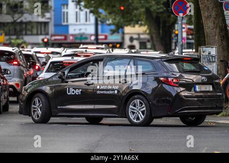 Noleggio auto, taxi, fornito ai passeggeri dal servizio online Uber tramite un'app, a Düsseldorf, NRW, Germania Foto Stock