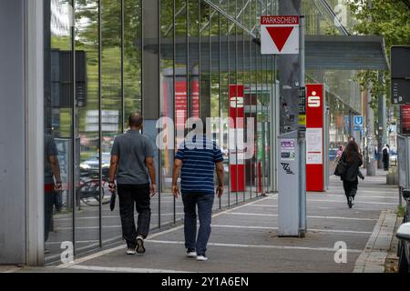 Stadtsparkasse Düsseldorf Privatkundencenter Berliner Allee, Reflecting Facade on the sidewalk, Düsseldorf, NRW, Germania, Foto Stock