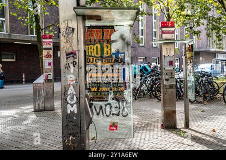 Telefoni pubblici vecchi e non più funzionanti, Telekom, distrutti, sporchi, presso la stazione centrale di Düsseldorf, NRW, Germania, Foto Stock