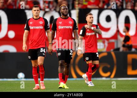 Leverkusen, Deutschland, Germania 1. Fussball Bundesliga, 2. Spieltag, Matchday 2 Bayer 04 Leverkusen : RB Leipzig 2:3 31.08. 2024 nella der Bay-Arena di Leverkusen Granit XHAKA (LEV), Victor BONIFACE (LEV) e Aleix GARCIA (LEV) v.li.n.re.- foto: Norbert Schmidt, Duesseldorf Foto Stock