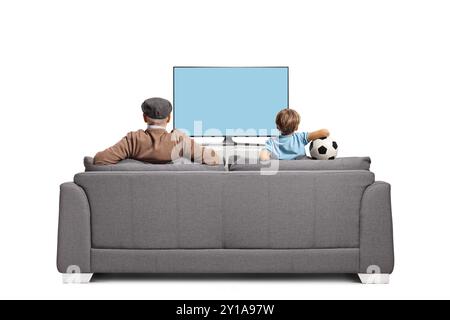 Ripresa retrovisiva di un nonno e un nipote che guardano il calcio in tv isolata su sfondo bianco Foto Stock