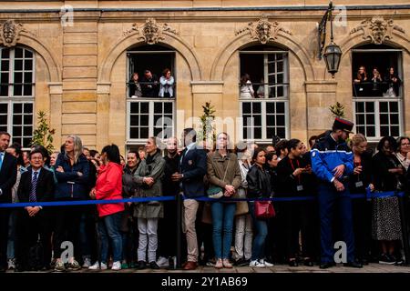 FRANCIA-PARIGI-POLITICS-PM-MATIGNON-GOVERNMENT Handover all'Hotel de Matignon tra il primo ministro uscente Gabriel Attal e il nuovo mandato di formare un governo, Michel Barnier. A Parigi, 5 settembre 2024. PARIGI ILE-DE-FRANCE FRANCIA COPYRIGHT: XANDREAXSAVORANIXNERIX FRANCE-PARIS-POLITICS-PM-MATIGNO ASAVORANINERI-14 Foto Stock