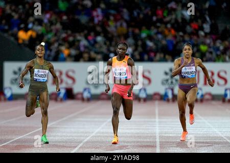 Zurigo, Svizzera. 5 settembre 2024. Zurigo, Svizzera, 5 settembre 2024: SHa'Carri Richardson (USA, sinistra), Julien Alfred (LCA) e Mujinga Kambundji (sui) durante l'evento 100m Women presso la Wanda Diamond League Weltklasse Zurich presso lo Stadion Letzigrund di Zurigo, Svizzera. (Daniela Porcelli/SPP) credito: SPP Sport Press Photo. /Alamy Live News Foto Stock