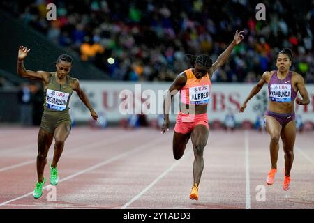 Zurigo, Svizzera. 5 settembre 2024. Zurigo, Svizzera, 5 settembre 2024: SHa'Carri Richardson (USA, sinistra) vince davanti a Julien Alfred (LCA) durante l'evento 100m Women presso la Wanda Diamond League Weltklasse Zurich presso lo Stadion Letzigrund di Zurigo, Svizzera. (Daniela Porcelli/SPP) credito: SPP Sport Press Photo. /Alamy Live News Foto Stock