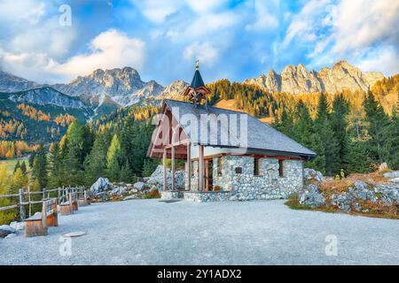 Splendida vista delle montagne e delle valli e di Maria alla Cappella Steineggl a Filzmoos. Ubicazione: Filzmoos, quartiere St. Johann im Pongau, Salisburgo Foto Stock