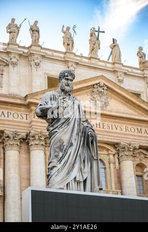 La statua di San Pietro di fronte alla Basilica di San Pietro in Vaticano. Foto Stock