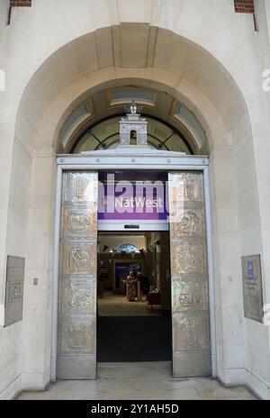Porte pieghevoli rivestite in argento con opere d'arte ispirate alle monete greche al NatWest Bank di Coventry Foto Stock
