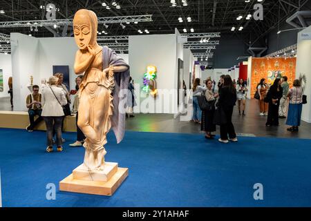 New York, New York, Stati Uniti. 5 settembre 2024. L'annuale Armory Show, che si svolge fino all'8 settembre 2024, un'esposizione che presenta oltre 225 gallerie provenienti da oltre 35 paesi che mostrano arte moderna e contemporanea, è stata aperta al pubblico al Javits Center. Una scultura di Sanford Biggers nell'area lounge. Crediti: Ed Lefkowicz/Alamy Live News Foto Stock