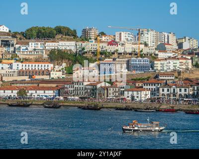 Guardando attraverso il fiume Douro da Porto verso Vila Nova de Gaia, Portogallo. Foto Stock