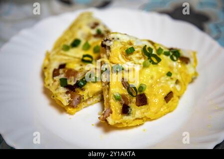 Omelette tradizionale con pancetta e erba cipollina, cibo vero, proteine forti e nutrienti Foto Stock