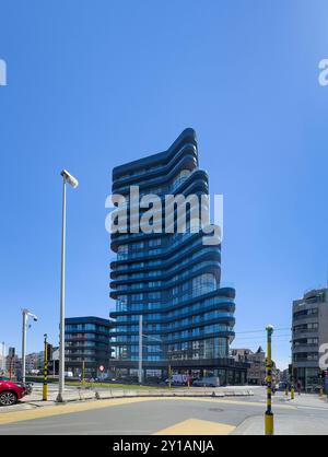 Knokke-Heist, Fiandre, Belgio - 24 giugno 2024: L'edificio più alto di Heldentoren a Heldenplein Foto Stock