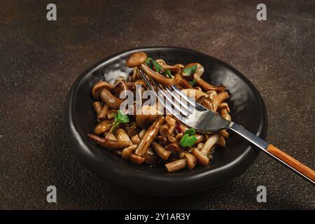 Funghi al miele sottaceto, in una ciotola, fatti in casa, vista dall'alto, niente persone Foto Stock