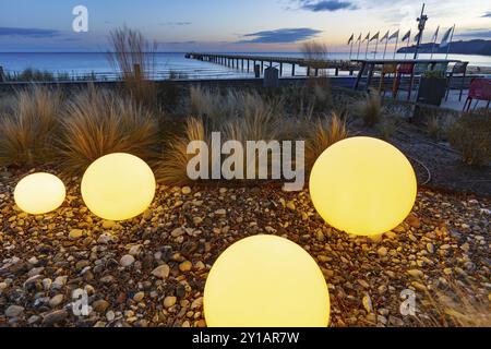 Kurplatz di fronte all'hotel termale Binz, dietro di esso il molo, stazione balneare Binz, isola Ruegen, Meclemburgo-Vorpommern, Germania, Europa Foto Stock