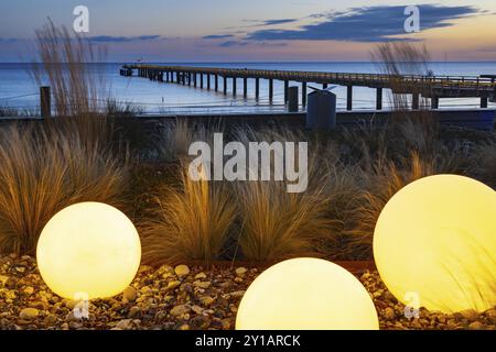 Kurplatz di fronte all'hotel termale Binz, dietro di esso il molo, stazione balneare Binz, isola Ruegen, Meclemburgo-Vorpommern, Germania, Europa Foto Stock