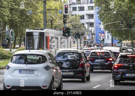 Traffico dopo il lavoro su Berliner Allee, automobili e tram, Duesseldorf, Renania settentrionale-Vestfalia, Germania, Europa Foto Stock