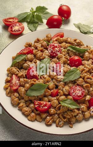 Pasta toscana con paprika affumicata e basilico, parmigiano, cucina tradizionale italiana Foto Stock