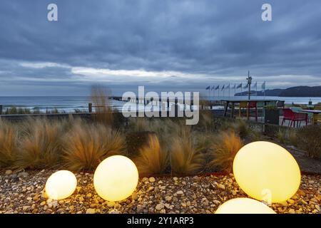 Kurplatz di fronte all'hotel termale Binz, dietro di esso il molo, stazione balneare Binz, isola Ruegen, Meclemburgo-Vorpommern, Germania, Europa Foto Stock