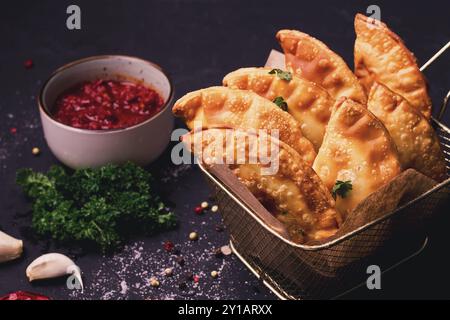 Mini pastiglie fritte, con salsa rossa, vista dall'alto, primo piano, nessuna persona, messa a fuoco selettiva Foto Stock