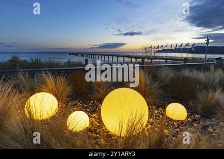 Kurplatz di fronte all'hotel termale Binz, dietro di esso il molo, stazione balneare Binz, isola Ruegen, Meclemburgo-Vorpommern, Germania, Europa Foto Stock