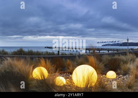 Kurplatz di fronte all'hotel termale Binz, dietro di esso il molo, stazione balneare Binz, isola Ruegen, Meclemburgo-Vorpommern, Germania, Europa Foto Stock