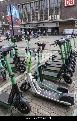 Stazioni di condivisione designate, parcheggio per e-scooter, noleggio biciclette, e-scooter, di fronte alla stazione ferroviaria principale di Duesseldorf, Renania settentrionale Foto Stock