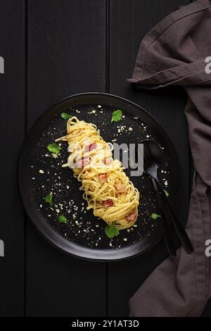 Tradizionale piatto italiano, spaghetti alla carbonara, fatti in casa, senza persone, vista dall'alto Foto Stock