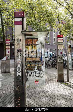 Telefoni pubblici vecchi e non più funzionali, di Telekom, distrutti, sporchi, alla stazione ferroviaria principale di Duesseldorf, Renania settentrionale-Vestfalia, Germania Foto Stock