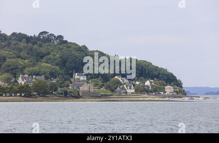 Landevennec con chiesa Eglise Notre Dame, baia Rade de Brest, dipartimento Finistere Penn-ar-Bed, regione Bretagne Breizh. Francia Foto Stock