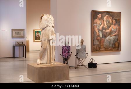 Los Angeles, California USA - 28 aprile 2017: Donne sedute nella galleria d'arte del Los Angeles County Museum of Art Foto Stock