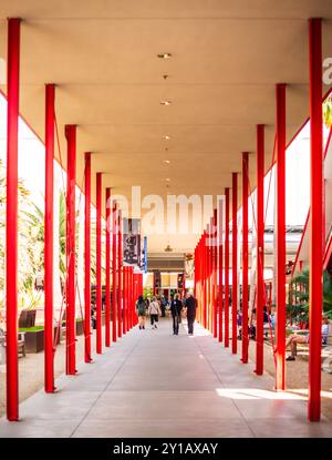 Los Angeles, California USA - 28 aprile 2017: Passerella incorniciata da colonne rosse presso il Los Angeles County Museum of Art Foto Stock