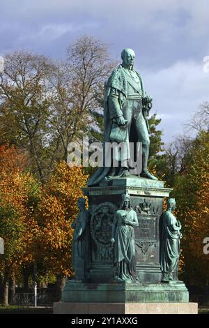 Monumento di Karl Friedrich sulla Schlossplatz a Karlsruhe Foto Stock