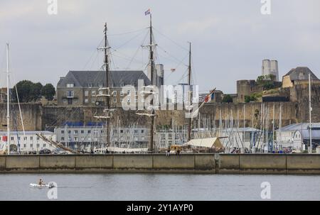 Porticciolo con nave a vela le Francais e fortificazione Chateau de Brest, vista dalla baia Rade de Brest, dipartimento Finistere Penn-ar-Be Foto Stock